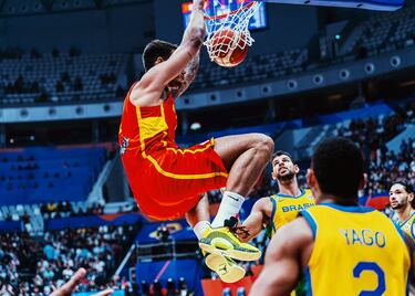 El pívot de España Juancho Hernangómez encensta ante Brasil durante el partido del Mundial de baloncesto que disputan en Jakarta.