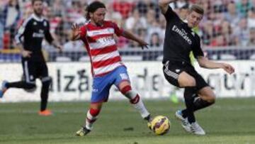 Iturra disputa un balón con Kroos en el partido frente al Real Madrid