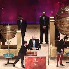 El motivo por el que suelo del sorteo de la Lotería de Navidad es de moqueta