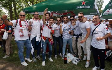 Un gran n迆mero de seguidores del equipo hispalense han viajado a la ciudad de Hungr赤a para disfrutar de la final de la Europa League ante la Roma.