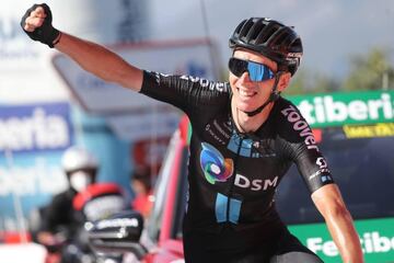 Romain Bardet, ganador de la etapa de hoy, celebrando la victoria.