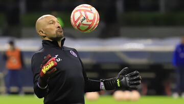 Oscar Pérez durante el calentamiento previo a un partido de Cruz Azul.