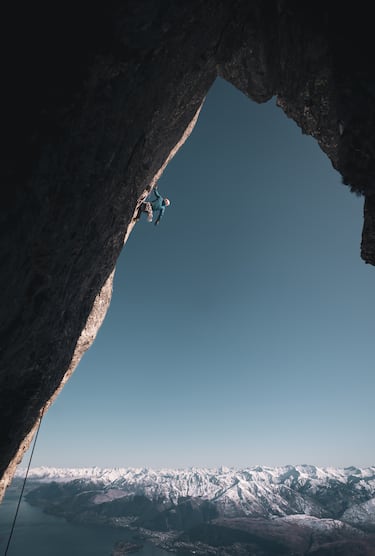 This image is free for editorial purposes only when used in relation to Red Bull Illume. Please always add the photographer credit: ? Name of photographer / Red Bull Illume Photographer: Julian Morgan, Athlete: Mason Gardener, Location: West Face Remarkables, Queenstown, New Zealand // Red Bull Illume 2023 // SI202310051368 // Usage for editorial use only //