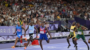 US' Noah Lyles (C) crosses the finish line ahead of Botswana's Letsile Tebogo (2nd L), Italy's Lamont Marcell Jacobs (L), Jamaica's Oblique Seville (2nd R) and South Africa's Akani Simbine (R) in the men's 100m final of the athletics event at the Paris 2024 Olympic Games at Stade de France in Saint-Denis, north of Paris, on August 4, 2024. (Photo by Andrej ISAKOVIC / AFP)