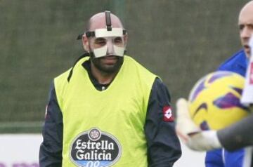 Manuel Pablo durante un entrenamiento del Deportivo de la Coruña con la máscara (enero 2013).