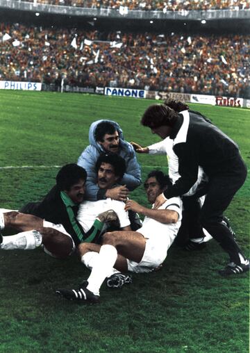 Las l¨¢grimas de Juanito al lado de Laurie Cunningham. Un partido que val¨ªa unas semifinales y en el que, curiosamente, se apelaba al esp¨ªritu de "aquel a?o del Derby County". 2-0 en Glasgow. El Bernab¨¦u a reventar una tarde de San Jos¨¦, el 19 de marzo de 1980. Muchas caras reconocibles para el aficionado contempor¨¢neo: Camacho, Del Bosque o el citado Juanito. En la primera parte aguantaron los escoceses, pero un gol sobre la bocina del descanso de Santillana hac¨ªa la mitad del trabajo. Uli Stielike pon¨ªa las tablas en la eliminatoria en el 56' y Juanito dejaba KO al Celtic (3-0) antes de la pr¨®rroga en un ejercicio de inteligencia y paciencia.