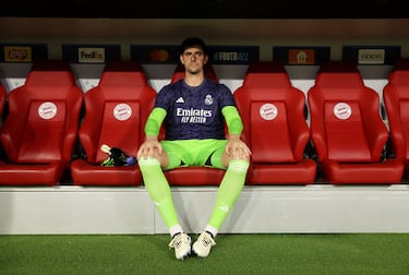 El portero belga, que sale de una grave lesión, se encuentra concentrado y aislado en el banquillo del Allianz Arena momentos antes de comenzar el partido.