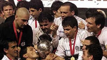 <B>DE CELEBRACIÓN</B>. El Olimpia ha conseguido aumentar un poco más sus vitrinas y deja al Sao Caetano con el papel de "segundón".