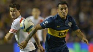 BAS01. BUENOS AIRES (ARGENTINA), 03/05/2015.- El jugador del Boca Juniors Andrés Chávez (d) disputa la pelota con el jugador del River Plate Rodrigo Mora (i) hoy, domingo 3 de mayo de 2015, en el estadio Boca Juniors en Buenos Aires (Argentina). EFE/JUAN IGNACIO RONCORONI