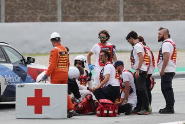 Francesco Bagnaia se quedó en medio de la pista y le pasó una KTM (Binder) por encima de la pierna. Las asistencias médicas le socorrieron de inmediato.