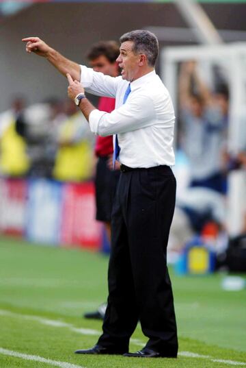 Aguirre llegó al rescate tras la desafortunada actuación de Meza. Tras el Mundial de 2002, siguió su camino en España con el Osasuna y el Atlético de Madrid, antes de salvar de nueva cuenta al Tri para la Copa del Mundo de 2010. Regresó a España, dirigió a Japón y actualmente está a cargo de Egipto.