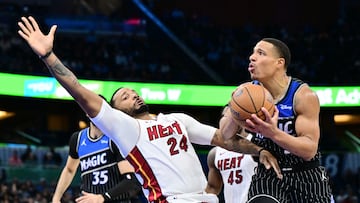 Desmond Bane, escolta de Orlando Magic, trata de anotar ante Norman Powell, de Miami Heat, en los cuartos de la NBA Cup 2025.