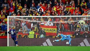 Unai Simon para un penalti a Donyell Malen.