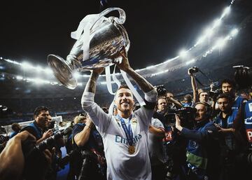 El 31 de agosto de 2005 se produjo el fichaje de Sergio Ramos por el Real Madrid. El actual capitán del conjunto blanco llegaba procedente del Sevilla, previo pago de 27 millones de euros que fueron por un acuerdo de traspaso, en vez de ser un pago de la cláusula. Sin embargo, desde entonces, hay un run-rún sobre el fichaje del zaguero. Una polémica que el propio Sergio Ramos ha intentado zanjar de todas las maneras posibles: “El mayor error fue no dar explicaciones. Dejé que otros contaran la historia por mí. Mi fichaje por el Real Madrid fue un traspaso acordado entre clubes. Florentino Pérez y José María del Nido eran los presidentes. Jamás fue el pago de una cláusula como se vendió. Eso generó que la afición no me tratase con el mismo cariño que yo siempre les he tenido y siempre tendré. Se le mintió al sevillismo y eso es lo que hizo que a mí se me recibiera de una manera muy dolorosa...”.