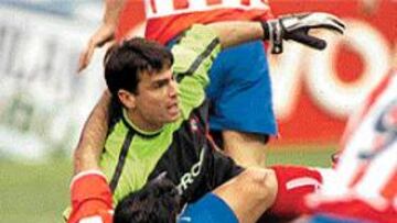 <B>VALLADAR</b>. Cavallero, que supo tapar el tiro de Javi Moreno, fue un valladar junto con su defensa para una delantera atlética muy floja.