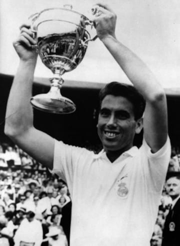 El 1 de julio, del año 1966, uno de los grandes mitos del deporte español como lo es Manolo Santana logró conquistar en la hierba sagrada del All England Club el torneo de Wimbledon, quizás el más prestigioso del mundo, final en la que derrotó al gigante 