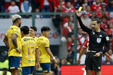 MEX6504. TOLUCA (MÉXICO), 30/11/2024.- El árbitro César Arturo Ramos muestra una tarjeta amarilla a Rodrigo Aguirre (i) de América este sábado, durante un partido de vuelta de los cuartos de final del torneo Apertura 2024 de la Liga MX entre Toluca y América, en el estadio Nemesio Diez en Toluca (México). EFE/ Felipe Gutiérrez
