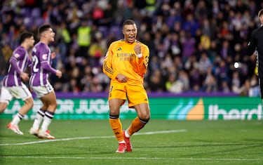 Fue el encargado de ejecutar el penalti que le pitaron a Mario Martín por su falta dentro de área a Bellingham. No falló el crack francés. Kylian Mbappé firma su hat-trick engañando a Hein en su golpeo, ejecutándolo al lado izquierdo, con el estonio venciéndose al contrario.