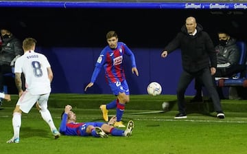 Un momento del partido de Ipurua en el que el Real Madrid salió con la victoria.