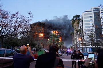 Un incendio de grandes dimensiones arrasa un edificio de 14 plantas generando una gran columna  de fuego y una densa humareda dificultano a los bomberos las labores de extición.