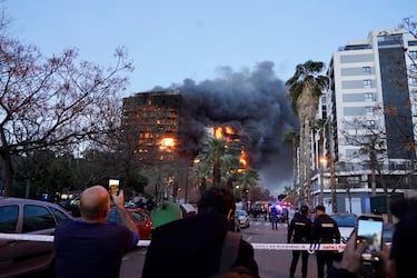 Un incendio de grandes dimensiones arrasa un edificio de 14 plantas generando una gran columna  de fuego y una densa humareda dificultano a los bomberos las labores de extición.