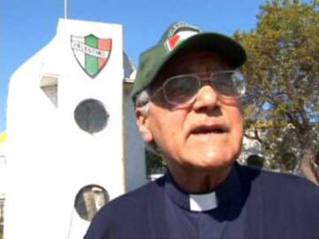 El sacerdote no se pierde los partidos de su querido Palestino.