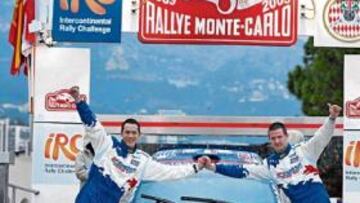 <b>VICTORIA. </b>Ogier, a la derecha, celebra el triunfo con su copiloto.