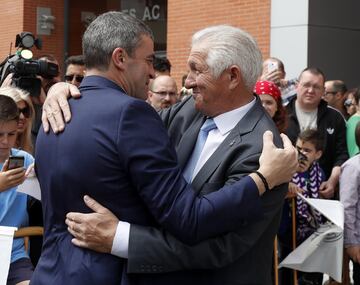 Manolo Sanchís y Eiginio Albadalejo, presidente de la peña madridista Ramón Mendoza. 