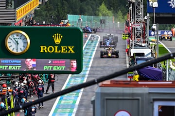 Max Verstappen encabeza los monoplazas que entraron en la segunda vuelta cambiar los neumáticos de mojados a intermedios.