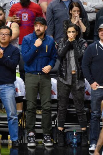 Los actores Jason Sudeikis y Sarah Silverman en el Staples Center durante el Clippers-Nuggets.