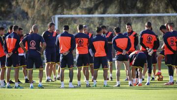 Quique Setién durante un entrenamiento con los jugadores de Las Palmas.