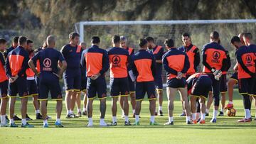 Quique Seti&eacute;n durante un entrenamiento con los jugadores de Las Palmas. 