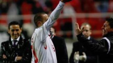 <b>TORERO. </b>A la izquierda, Jiménez sonríe mientras Luis Fabiano dedica el gol a Del Nido.