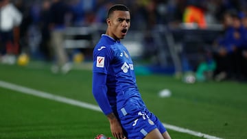 GETAFE (MADRID), 25/11/2023.- El centrocampista ingl¨¦s del Getafe CF Mason Greenwood celebra su gol durante el partido de la jornada 14 de LaLiga que Getafe CF y UD Almer¨ªa disputan hoy s¨¢bado en el Coliseum de Getafe. EFE/Rodrigo Jim¨¦nez