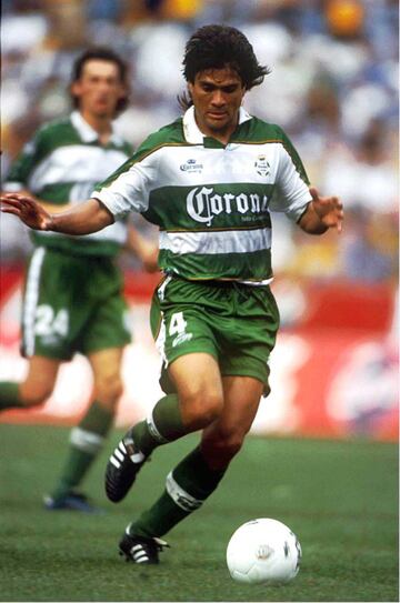 Jugó más de 200 partidos para los Guerreros y es uno de los defensores más importantes en la historia del club.