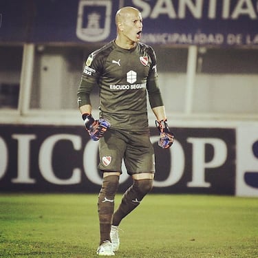 El portero de Uruguay que combatió el Covid-19 tatuándose la cabeza