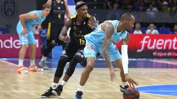 GRAF065. LA LAGUNA (TENERIFE), 04/10/2018.- El estadounidense Thadd McFadden (i), del Iberostar Tenerife, presiona a Tarence Kinsey, del Breog&aacute;n, durante el partido de la segunda jornada de la Liga ACB que se juega esta noche en el ?pabell&oacute;n