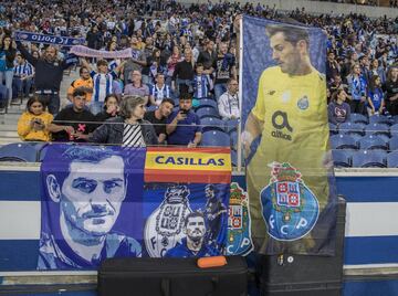 Homenaje al guardameta español de jugadores y aficionados.