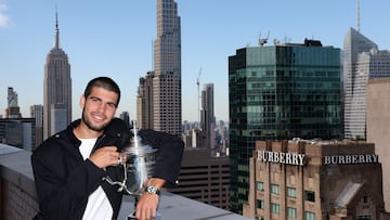 NEW YORK, NEW YORK - SEPTEMBER 08: US Open 2025 Champion Carlos Alcaraz of Spain poses for a photo on the roof of the Lotte New York Palace Hotel with the Men's Singles trophy following his victory over Jannik Sinner of Italy in the Men's Singles Final on September 08, 2025 in New York City. Clive Brunskill/Getty Images/AFP (Photo by CLIVE BRUNSKILL / GETTY IMAGES NORTH AMERICA / Getty Images via AFP)