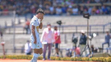 <br><br>

Juan Dinenno de Pumas recibe tarjeta roja de expulsion durante el partido Pumas UNAM vs Monterrey, correspondiente a la jornada 14 del Torneo Clausura Grita Mexico C22 de la Liga BBVA MX, en el Estadio Olimpico Universitario, el 17 de Abril de 2022.