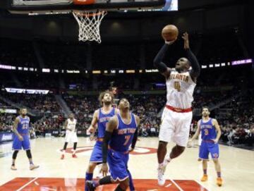 Paul Millsap lanza ante Carmelo Anthony.