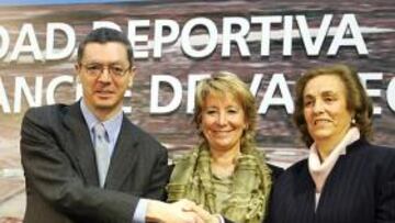 La presidenta del Rayo firmó el convenio en 2006 junto con la presidenta de la Comunidad de Madrid, Esperanza Aguirre, y el alcalde de la capital, Alberto Ruiz-Gallardón.