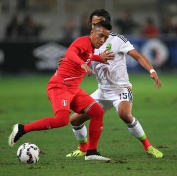 LIM22. LIMA (PERÚ), 03/06/2015.- El jugador Christian Cueva (i) de Perú disputa el balón con Gerardo Flores (i) de México hoy, miércoles 3 de junio de 2015, durante un partido amistoso preparatorio para la Copa América 2015, celebrado en Lima (Perú). EFE/Paolo Aguilar