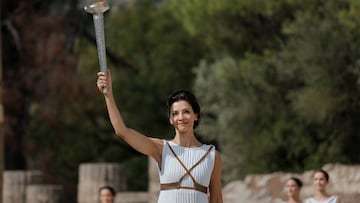 La actriz griega Katerina Lehou, durante el encendido de la antorcha olímpica de Rio 2016 en Olimpia, Grecia.