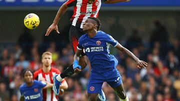 Soccer Football - Premier League - Chelsea v Brentford - Stamford Bridge, London, Britain - October 28, 2023 Chelsea's Nicolas Jackson in action with Brentford's Ethan Pinnock Action Images via Reuters/Matthew Childs NO USE WITH UNAUTHORIZED AUDIO, VIDEO, DATA, FIXTURE LISTS, CLUB/LEAGUE LOGOS OR 'LIVE' SERVICES. ONLINE IN-MATCH USE LIMITED TO 45 IMAGES, NO VIDEO EMULATION. NO USE IN BETTING, GAMES OR SINGLE CLUB/LEAGUE/PLAYER PUBLICATIONS.