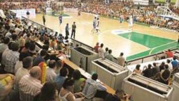 <b>EXPECTACIÓN. </b>Los aficionados abarrotaron el pabellón municipal de Calpe y salieron satisfechos con el juego de la Selección española.