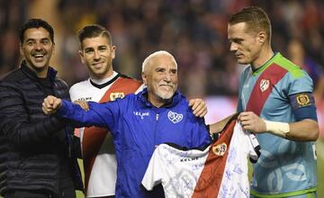 Isi, junto a Míchel, Embarba y Alberto en el homenaje que le hicieron el Rayo y Vallecas.