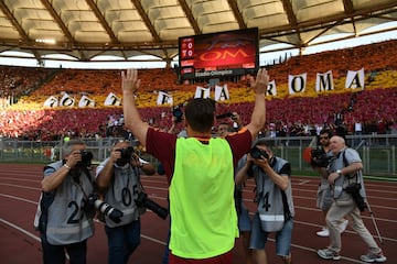 Un emocionado Totti se despide de su afición en su último partido con la Roma.