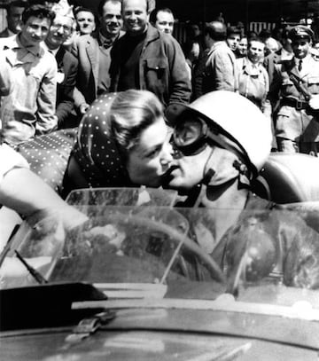 Linda Christian y el Marqu&eacute;s de Portago se besan antes de la Mille Miglia de 1957. 