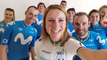 Annemiek Van Vleuten se hace una selfi con Enric Mas, Alejandro Valverde y el resto de compa&ntilde;eros de los equipos masculino y femenino del Movistar.